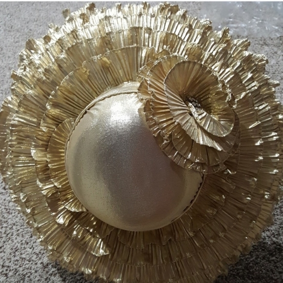 Gold Ruffle w/Flower Rhinestone - Picture 2 of 4